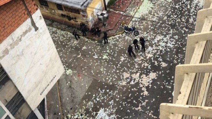 Pieniądze leżały na ulicy po napadzie na bank w Wenezueli. Złodziei nie zainteresowały