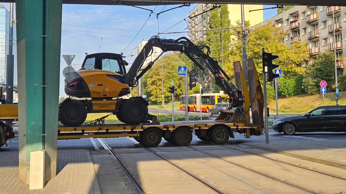 Koparką "sięgnął" za wysoko. Zamknięta ważna trasa w Warszawie