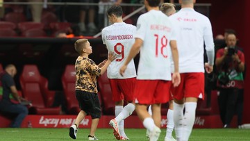 Dziecko zaczepiło Lewandowskiego po meczu. Tak zareagował (ZDJĘCIA)