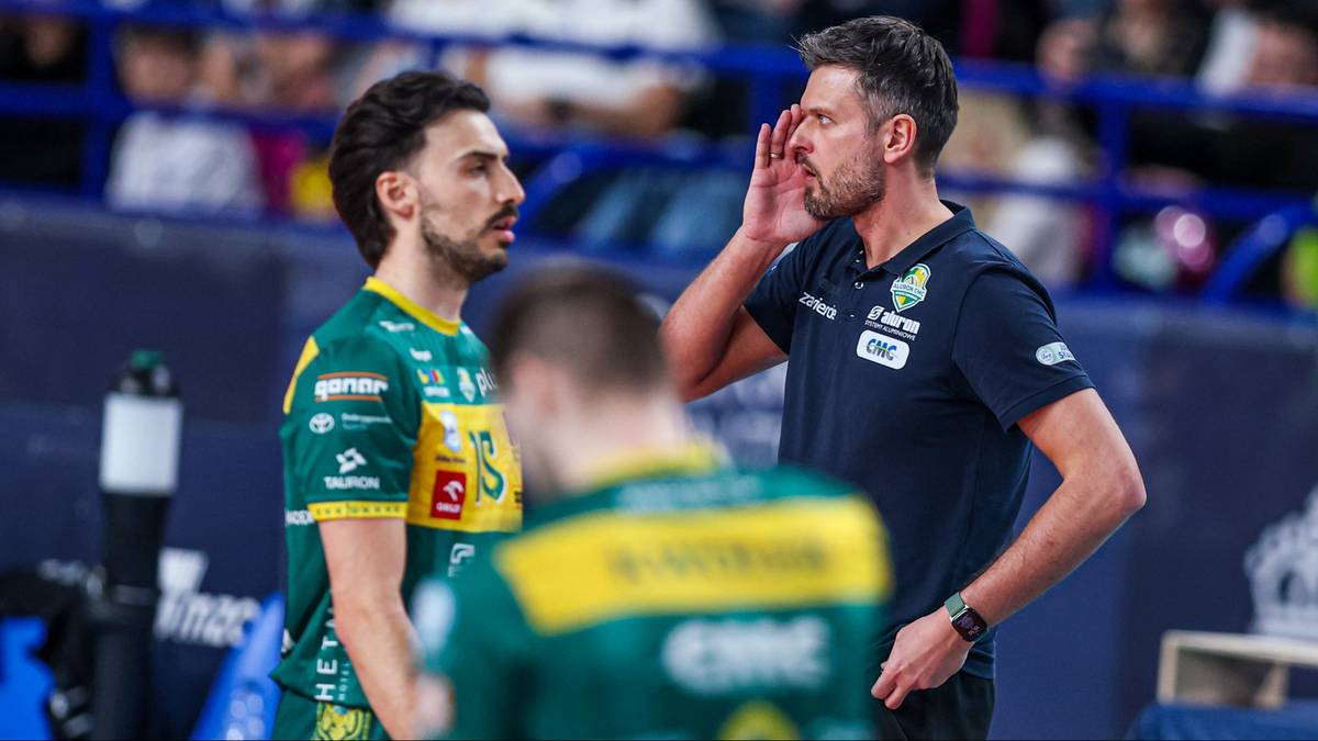 Trener Michał Winiarski rozmawia z zawodnikiem Aluron CMC Warta Zawiercie w zielonej koszulce podczas meczu.