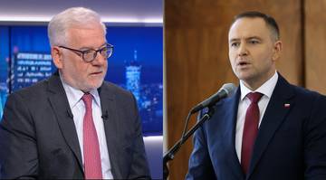 Dwóch mężczyzn w garniturach podczas dyskusji politycznej.