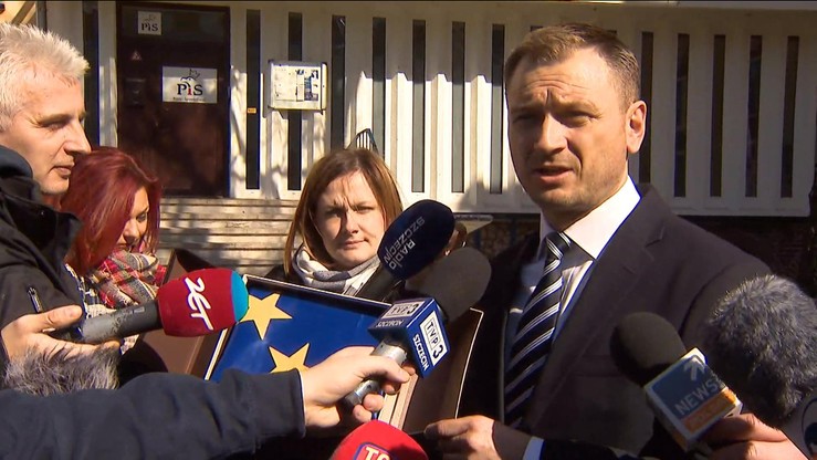 Nitras przekazał flagę UE do biura PiS. "To, co zrobimy z flagą będzie zależało od naszych władz"