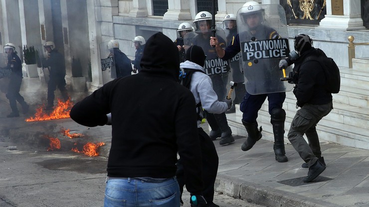 W Atenach policja użyła gazu łzawiącego przeciwko demonstrantom