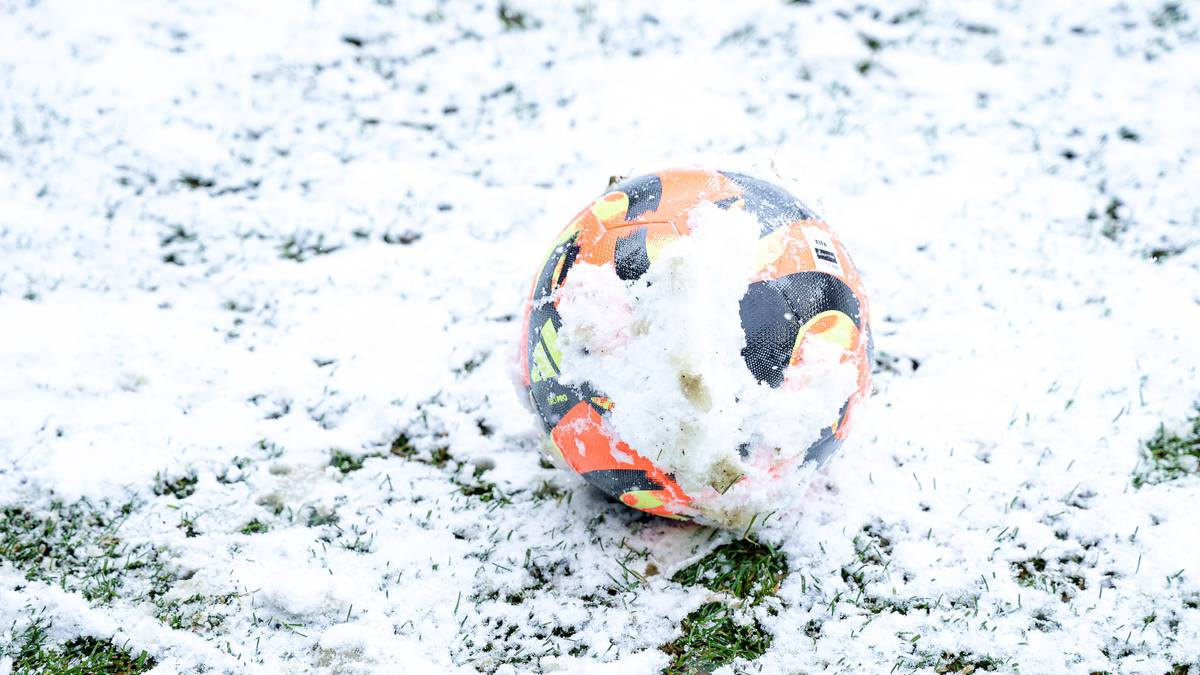 Piłka do gry leżąca na śniegu.
