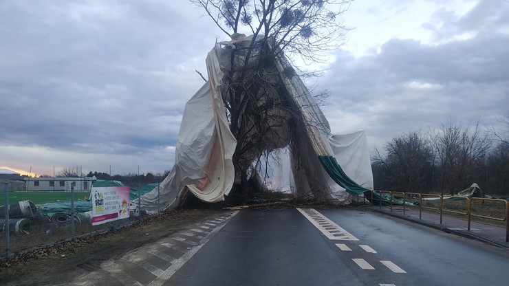 Wiatr zerwał namiot z boiska koło Legionowa. Płachta zawisła na drzewach