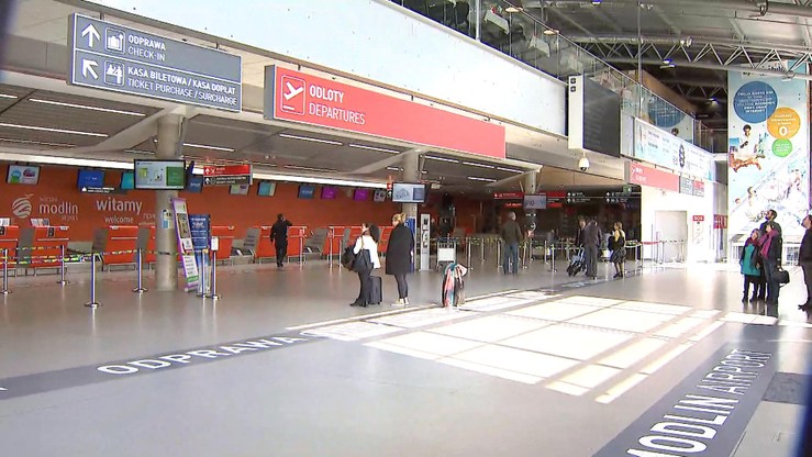 Podejrzany o wywołanie alarmu na lotnisku w Modlinie usłyszał zarzut. "Nie okazał skruchy"
