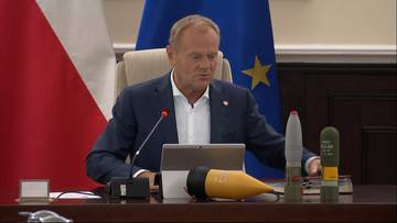 Nietypowy początek posiedzenia rządu. Donald Tusk pokazał "pociski"