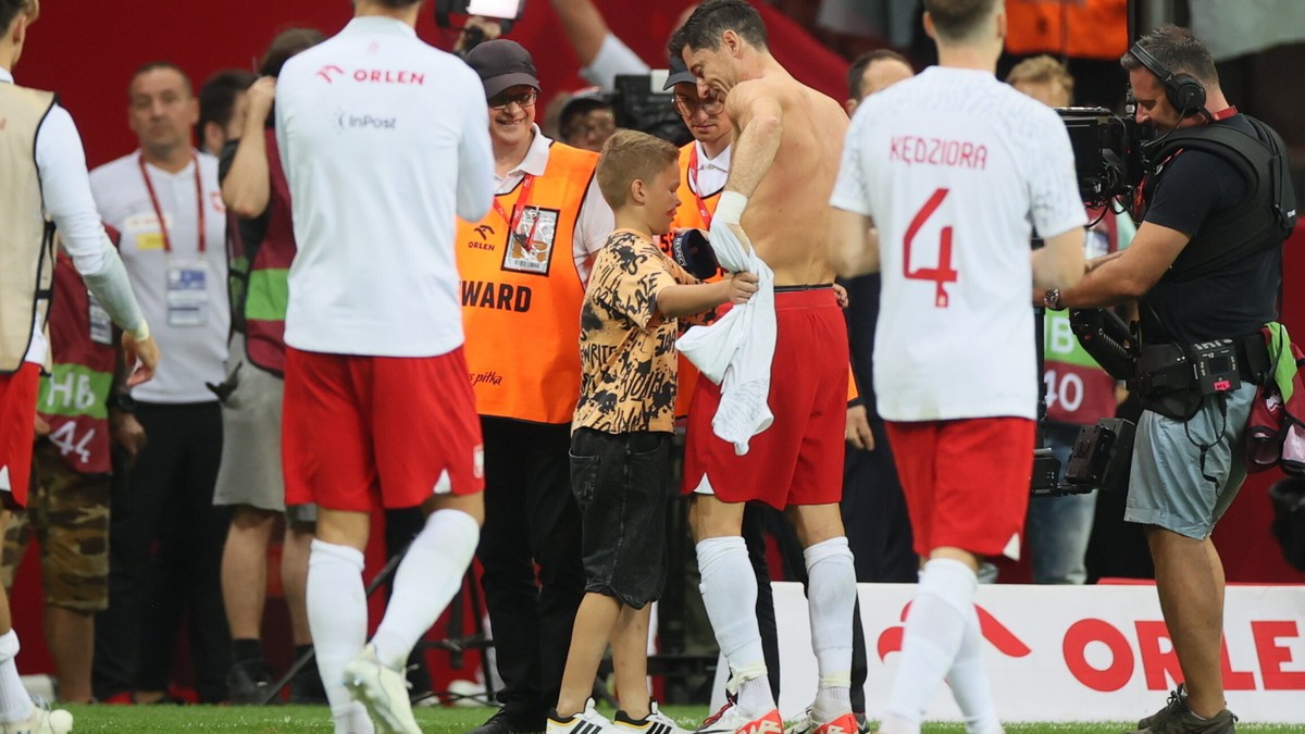 Chłopiec wdarł się na murawę i podbiegł do Roberta Lewandowskiego. Stadion przeprasza