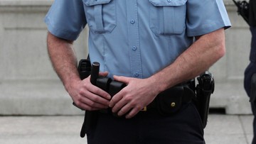 Biały policjant oskarżony o śmiertelne postrzelenie czarnoskórego nastolatka