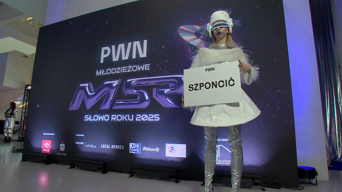 Kobieta w futurystycznym stroju trzyma tabliczkę z napisem "SZPONCIĆ" na tle ekranu z logo plebiscytu "Młodzieżowe Słowo Roku".