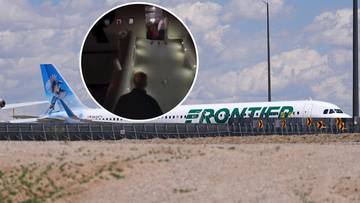 Samolot linii Frontier Airlines na pasie startowym, z widocznym w okręgu fragmentem wnętrza kabiny z pasażerami.