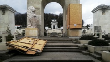 Ukraińcy zakryli płytami lwy na Cmentarzu Obrońców Lwowa. Wiatr je zdmuchnął