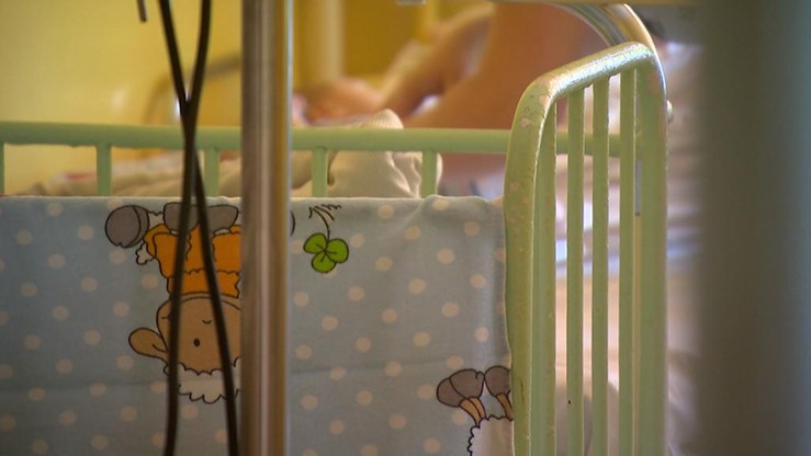 Gliwice: niedożywione niemowlę w szpitalu. Rodzice unikali szczepień, byli poszukiwani