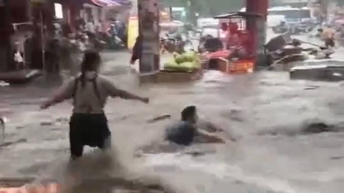Potop na ulicach Szanghaju w Chinach. Fot. Twitter.