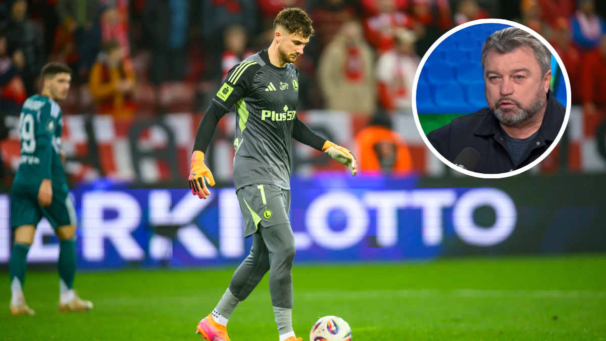 Bramkarz Legii Warszawa z piłką na boisku, w tle widać fragment fragmentu stadionu i wizerunek Romana Koseckiego w okręgu.