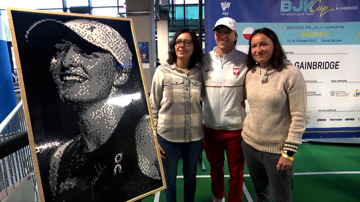 Portret tenisistki wykonany z klocków, obok stoją trzy osoby.