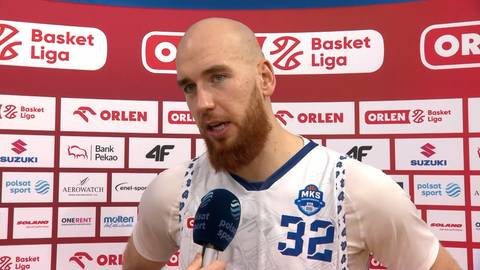 Adrian Bogucki, koszykarz, udzielający wywiadu.