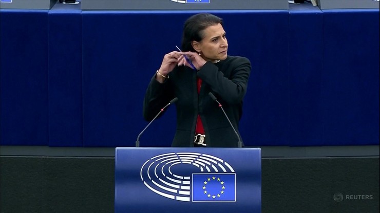 Parlament Europejski. Posłanka ze Szwecji ścięła włosy na znak solidarności z Irankami