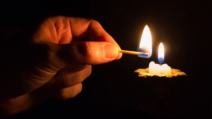 Ukraina. Trzy osoby zginęły w pożarze po zapaleniu świecy upamiętniającej śmierć pacjenta z COVID-19