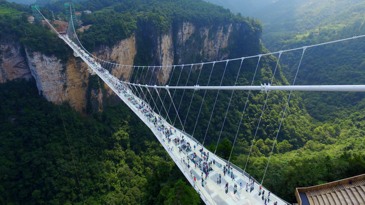 Po taflach szkła nad przepaścią. Najdłuższy szklany most na świecie otwarto w Chinach