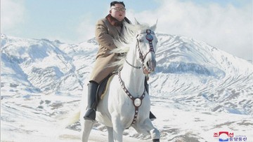 Przywódca Korei Północnej jeździ po górach na białym koniu i planuje "wielką operację"