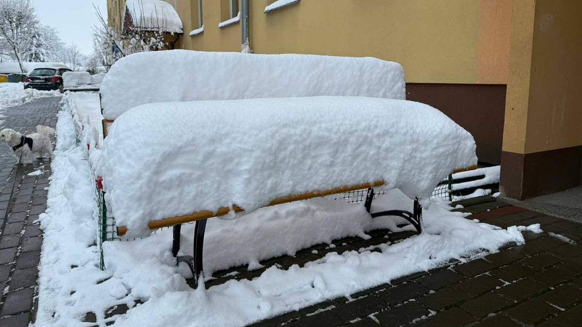 Ławka przed blokiem w Krośnie