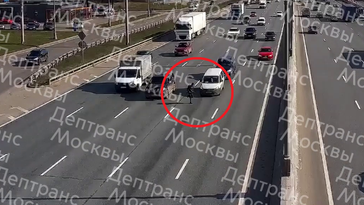 Rosja: Mężczyzna próbował przebiec autostradę. Wylądował w szpitalu