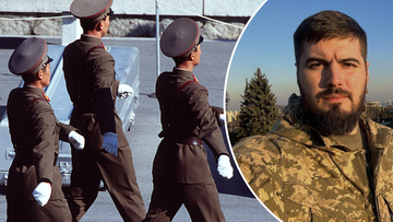 Trzech żołnierzy w wojskowych mundurach idzie w prawo, obok nich znajduje się portret mężczyzny w kamuflażu.