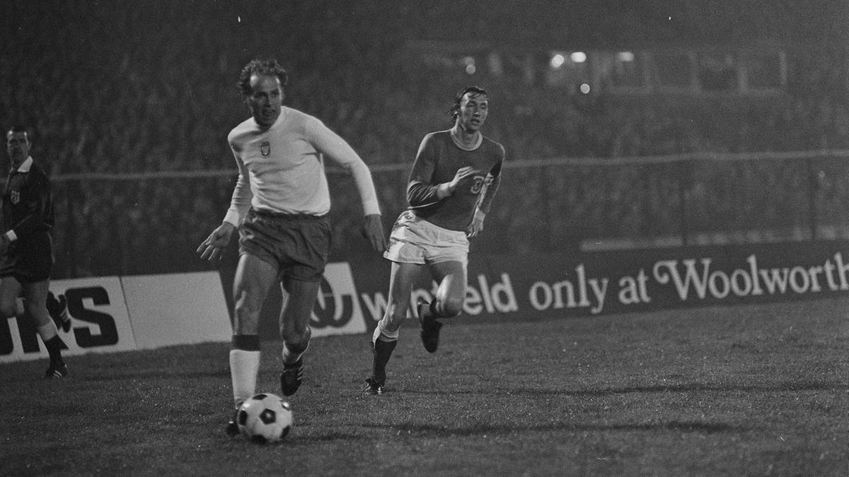 Grzegorz Lato w meczu przeciwko Walii w ramach el. MŚ '74 (fot. PAP)