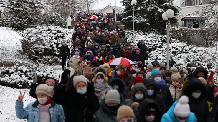 Protesty na Białorusi. Ludzie tworzą "łańcuchy solidarności"