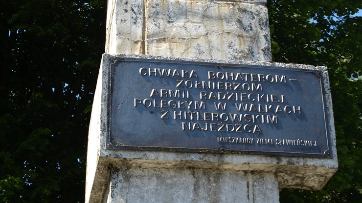 Policja znalazła skradzioną tablicę z pomnika Armii Czerwonej w Sławnie