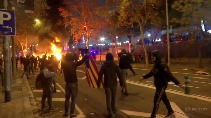 Zamieszki w trakcie meczu Barcelona-Real. W ruch poszły broń i pałki [WIDEO]