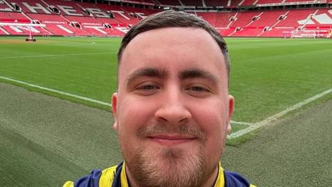 Tym klubom piłkarskim kibicują gwiazdy darta. Za kogo trzymają kciuki?