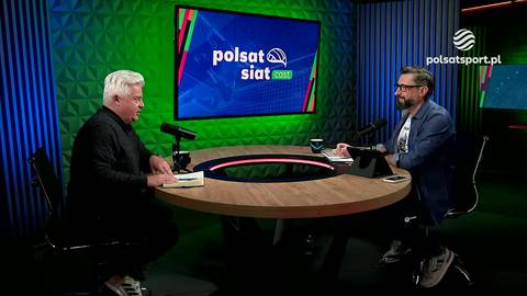 Dw&oacute;ch mężczyzn siedzi przy stole w studiu telewizyjnym z logotypem Polsat Siat na ekranie.