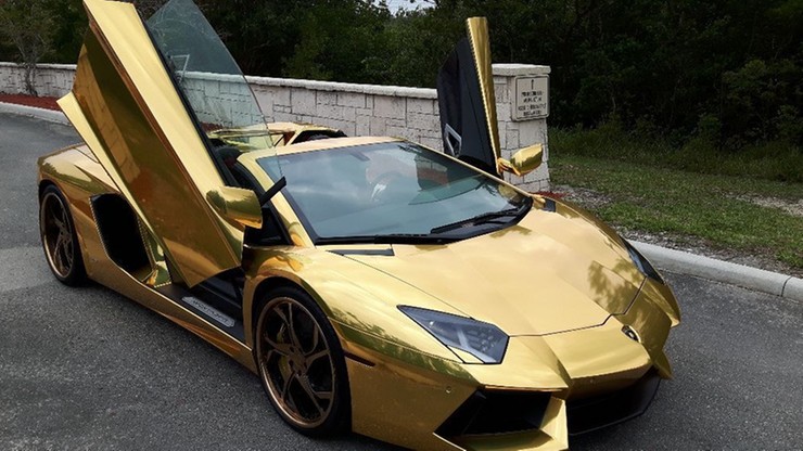Słynne złote Lamborghini na sprzedaż. Pamiętacie film ze stłuczką w Warszawie?
