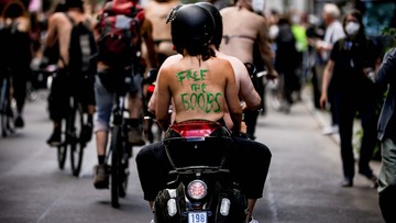 Mężczyźni w stanikach, kobiety topless. Demonstracja przeciw decyzji policji [FOTOGALERIA]