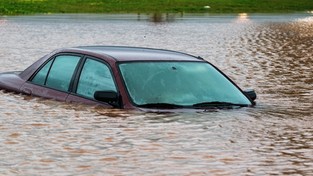 30.04.2020 10:05 Czekali na deszcz, a teraz go przeklinają. Zalane budynki, drogi i samochody. To nie koniec ulew