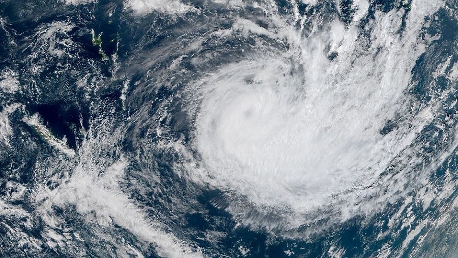 Zdjęcie satelitarne cyklonu Sarai nad wyspami Fidżi. Fot. Himawari 8.