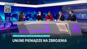 Pięć os&oacute;b siedzi przy stole w studiu telewizyjnym podczas debaty.