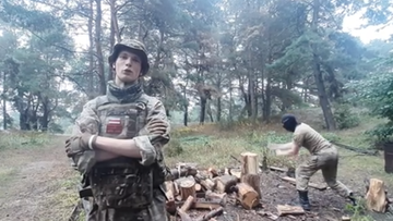 Łukaszenka rąbał drewno "dla Europy". Odpowiedzieli żołnierze z Białorusi