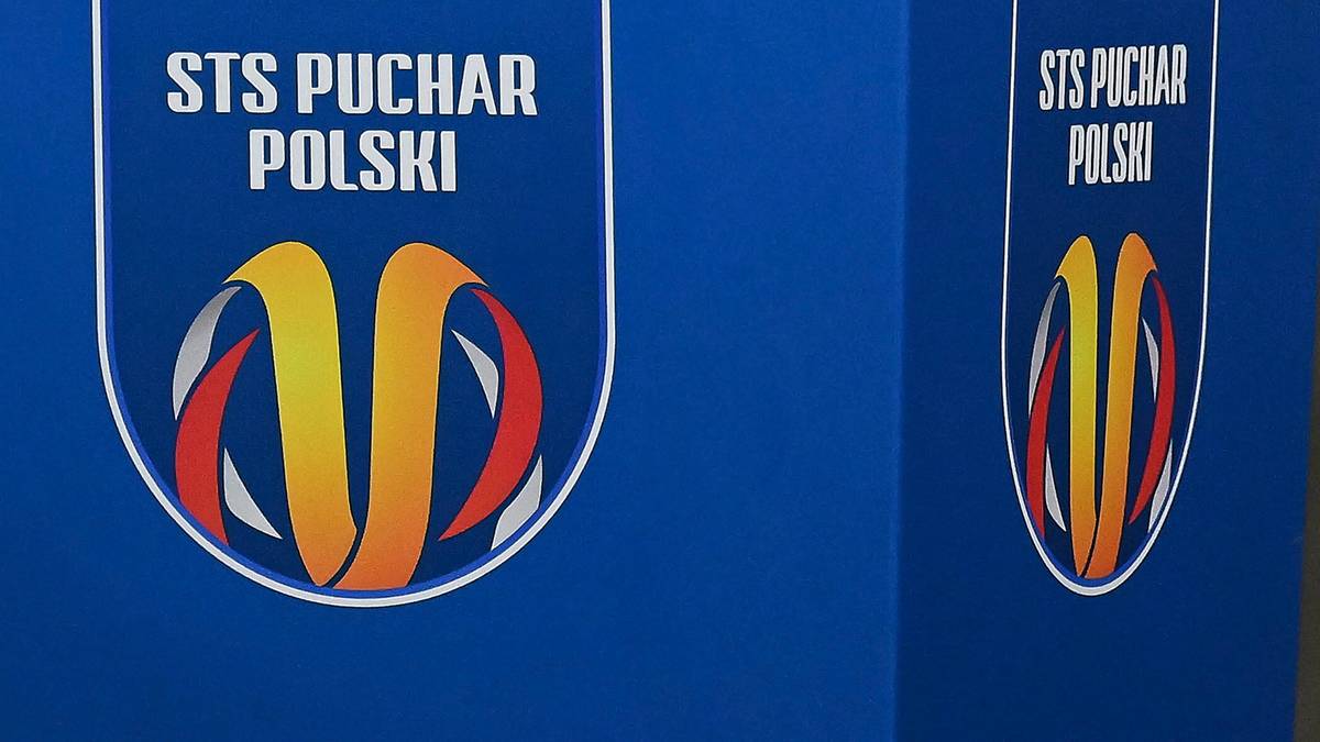 Piłka do piłki nożnej z kolorowym wzorem nad niebieskim postumentem z logo STS Puchar Polski.
