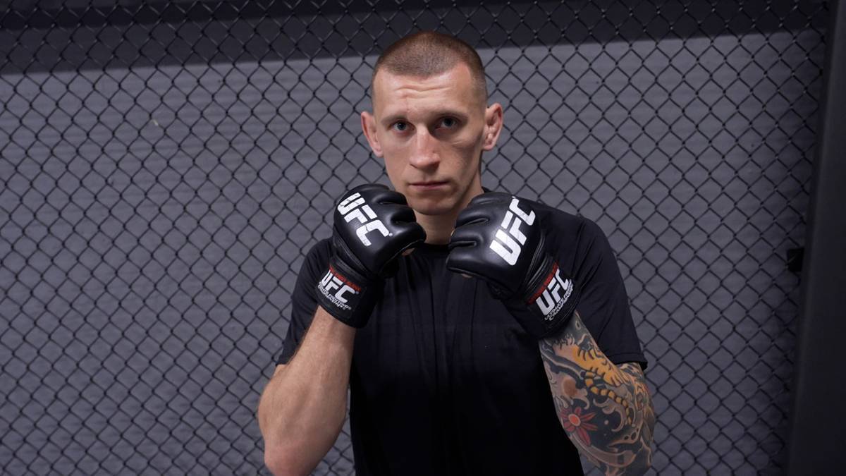 Robert Ruchała zawodnik MMA w rękawicach UFC przed klatką