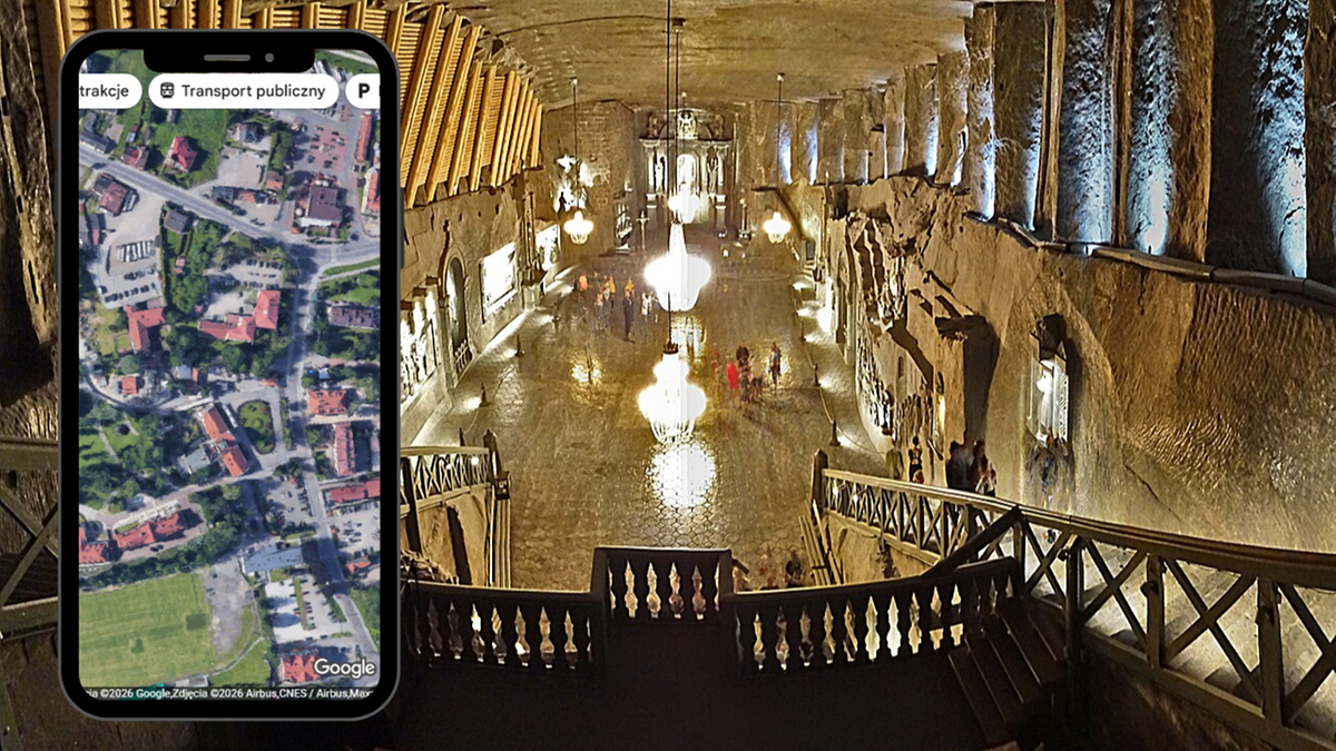 Wnętrze kopalni soli z rzeźbami i oświetleniem, w tle widoczni turyści. Po lewej stronie ekran telefonu z mapą.