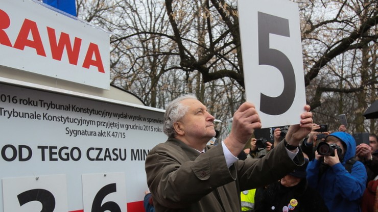 Mija rok od protestu KOD. Prof. Rzepliński na uroczystości przed kancelarią premiera