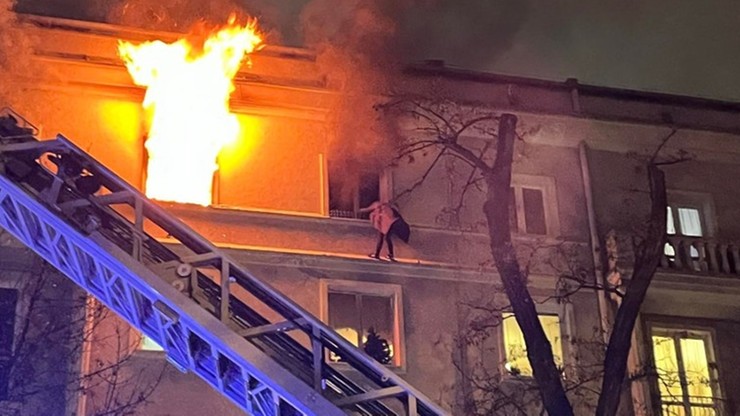 Kraków. Pożar mieszkania w Nowej Hucie. Kobieta uciekała przez okno