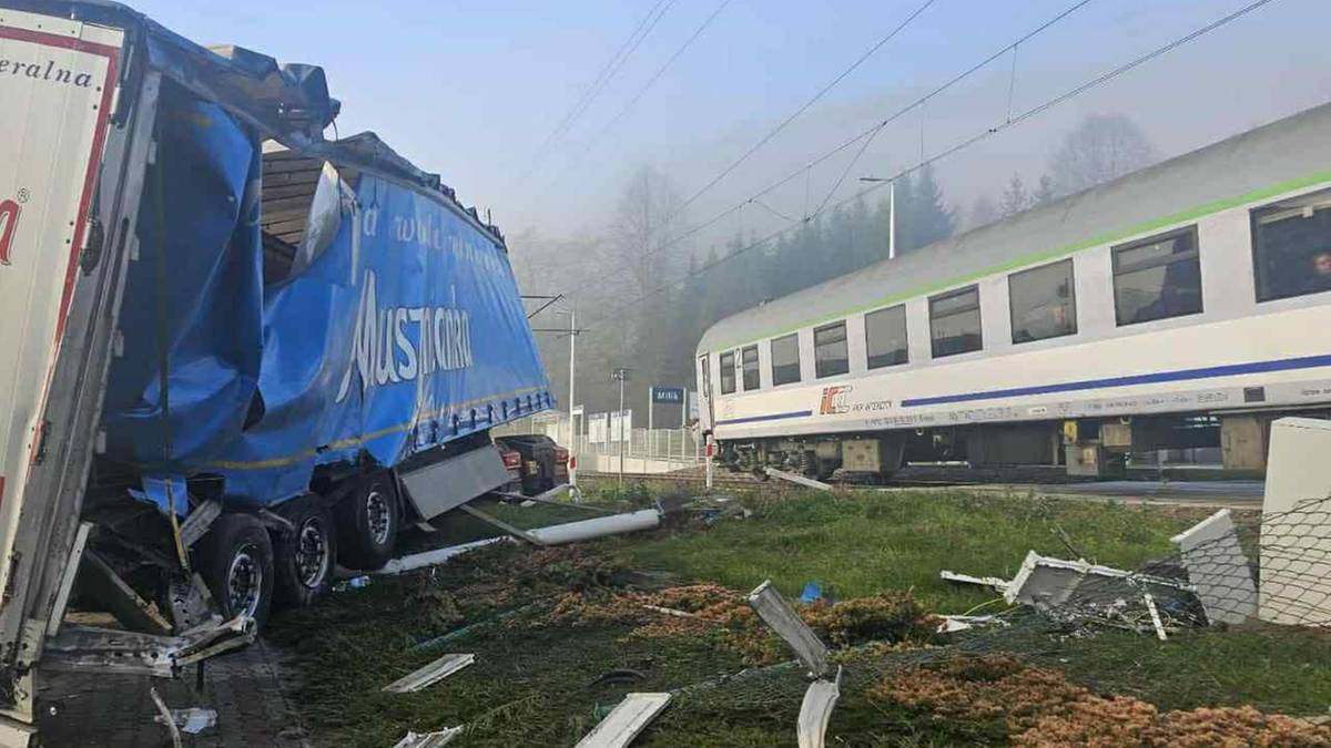 Zderzenie ciężarówki z pociągiem. Groźny wypadek w Małopolsce
