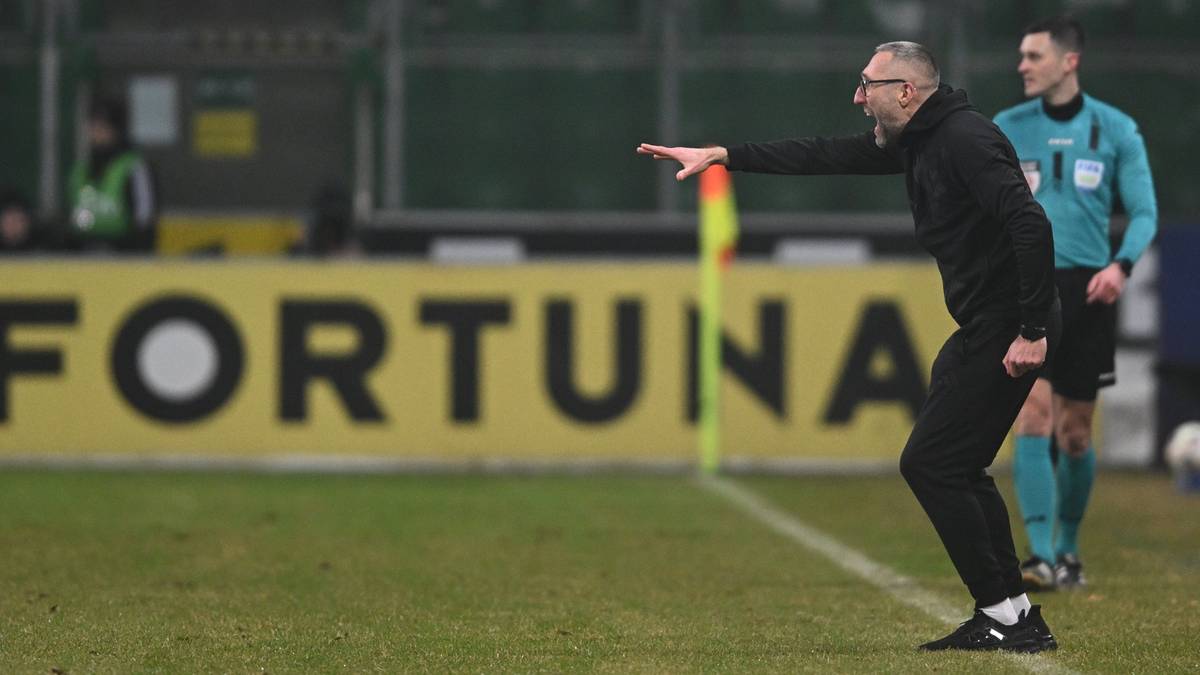 Trener Legii Warszawa daje wskaz&oacute;wki zawodnikom na boisku.