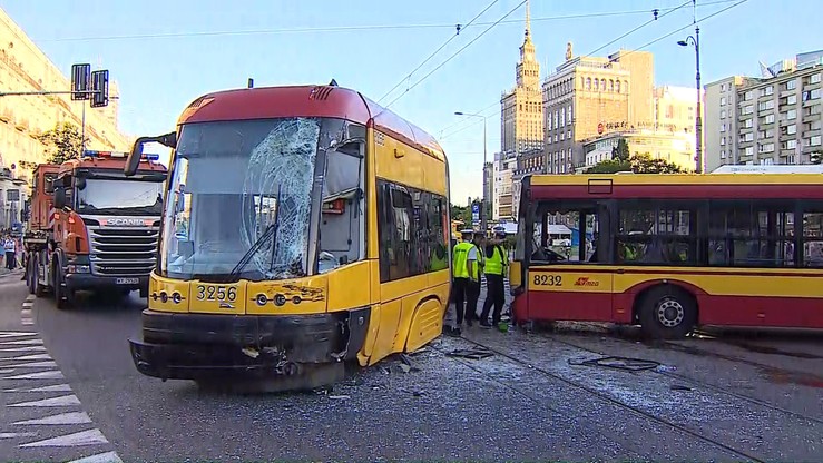 Prokuratura prowadzi śledztwa ws. zderzeń autobusów z tramwajem w Warszawie