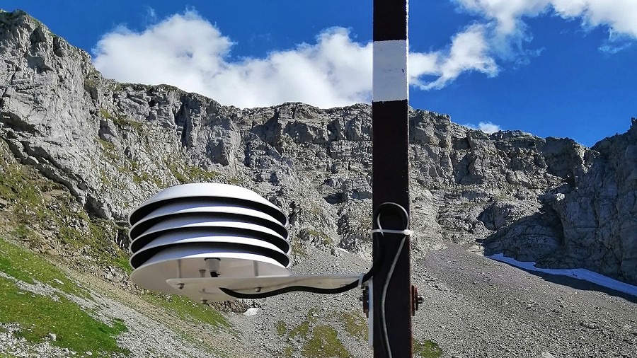 Stacja meteorologiczna w Mułowym Kotle w Tatrach. Fot. Założenie stacji meteo w Mułowym Kotle w Tatrach. Fot. poczujmagiegor.wordpress.com