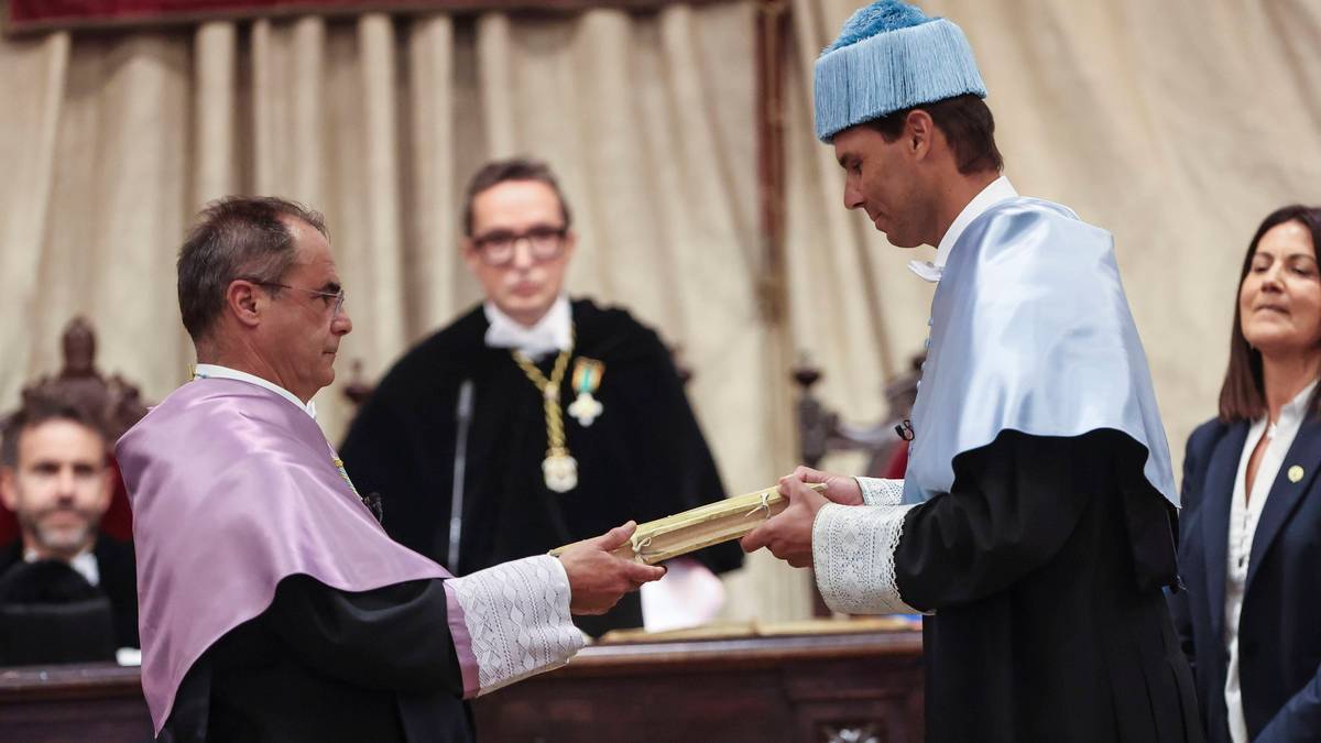 Rafa Nadal otrzymuje dyplom od pracownika uniwersytetu podczas oficjalnej ceremonii.